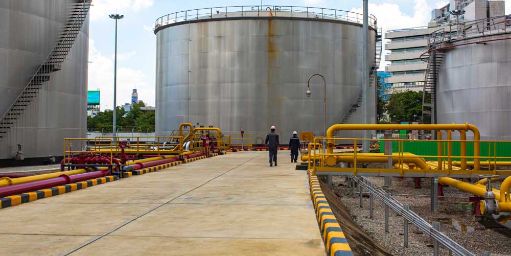 Industrial Sealant Supplier supporting maintenance of large refinery storage tanks and pipeline systems with high-performance industrial sealing solutions.